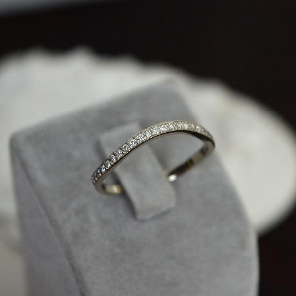 auksinis ziedas su deimantais