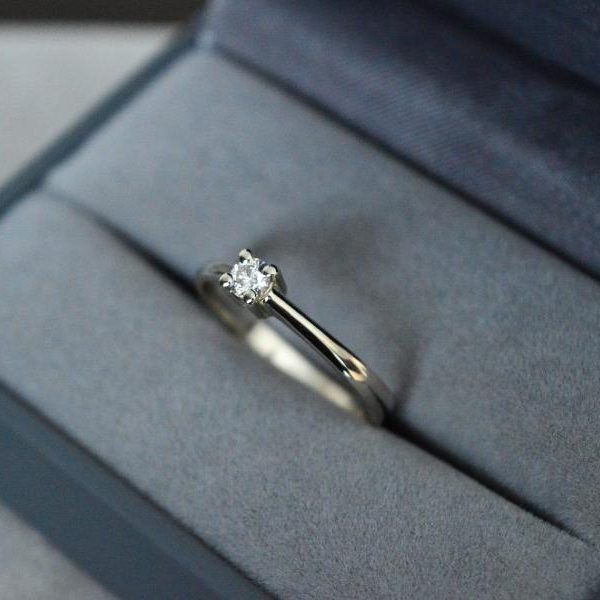 Sužadėtuvių žiedas su deimantu 0.17 ct