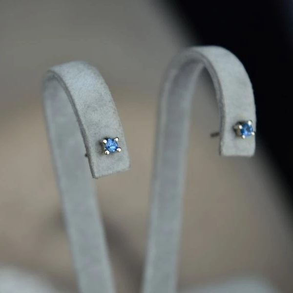 Auskarai su mėlynais safyrais 0.20 ct.