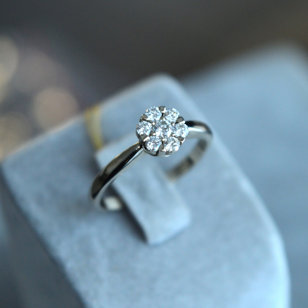 Auksinis žiedas su deimantais