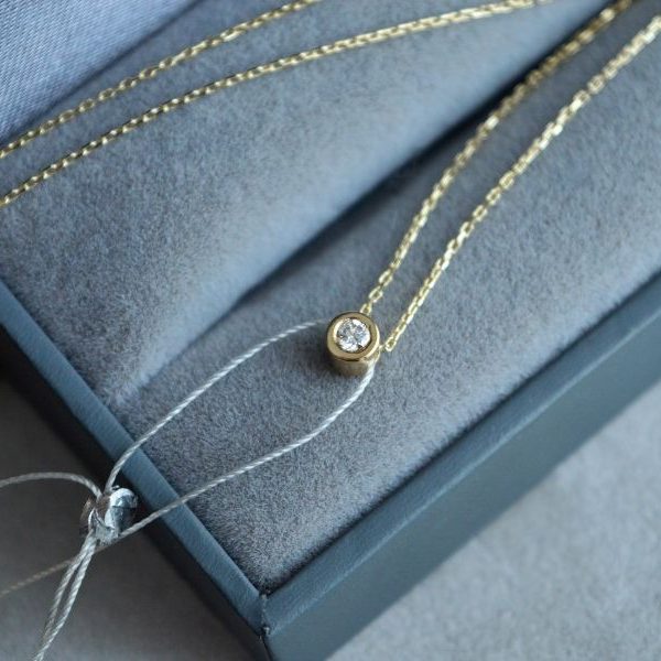 Auksinė grandinėlė su deimantu 0.064 ct.