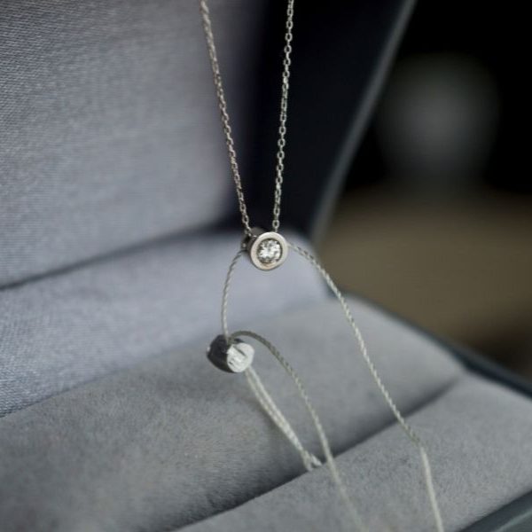 Auksinė grandinėlė su deimantu 0.063 ct.