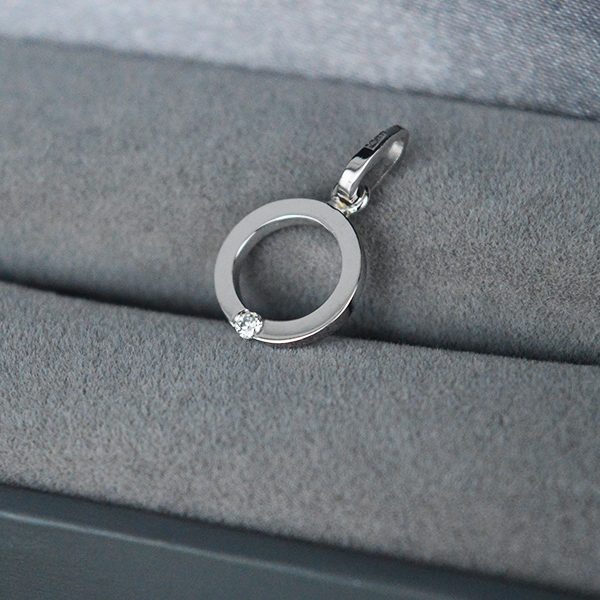 Auksinis pakabukas su deimantu 0.033 ct.