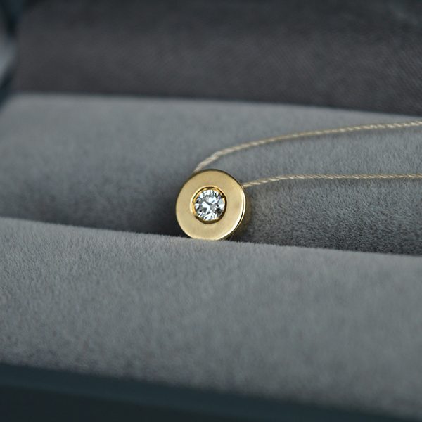 Auksinis pakabukas su deimantu 0.11 ct.