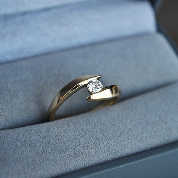 Sužadėtuvių žiedas su deimantu 0.24 ct.