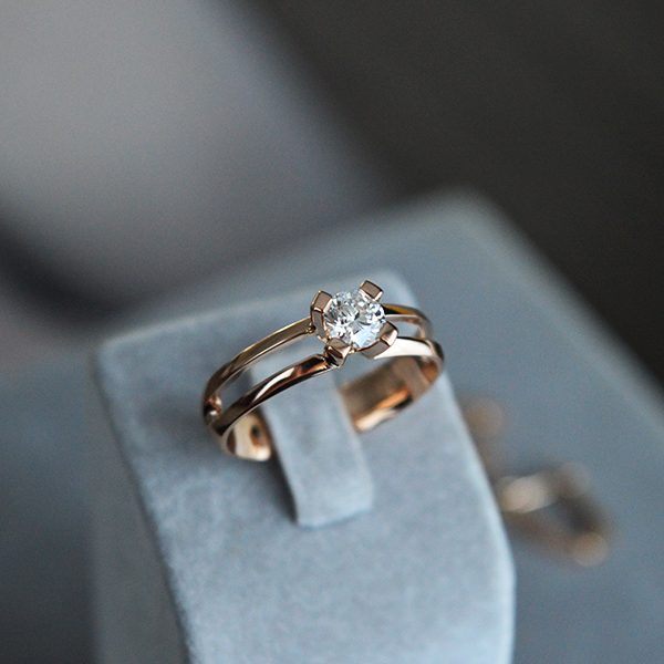 Auksinis žiedas su deimantu 0.47 ct