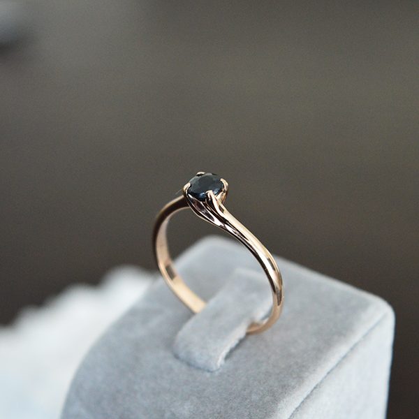 Sužadėtuvių žiedas su safyru