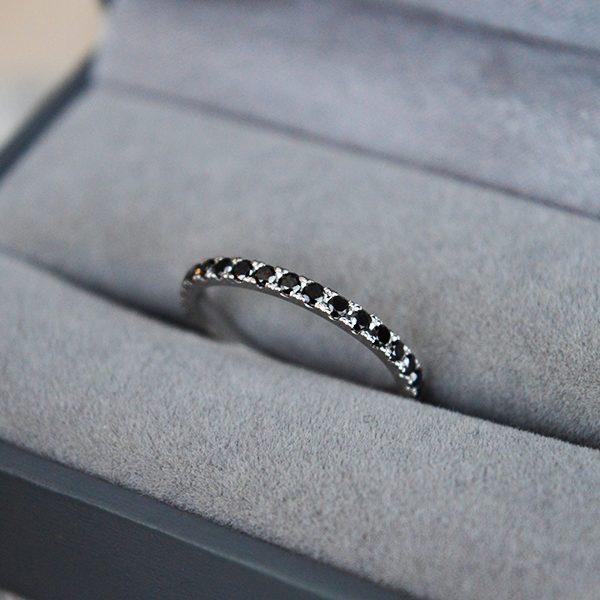 Auksinis žiedas su juodais deimantais 0.7 ct.