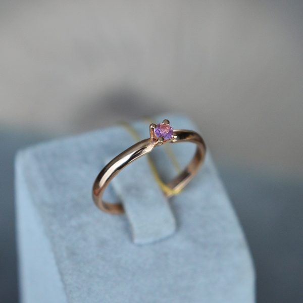 Auksinis žiedas su rožiniu safyru 0.10 ct.
