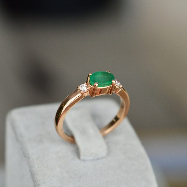 Auksinis žiedas su smaragdu ir deimantais