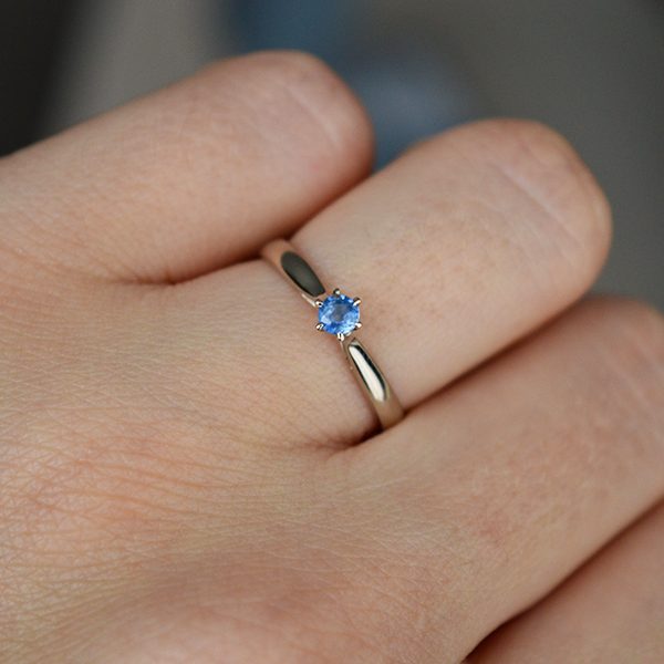 Sužadėtuvių žiedas su žydru safyru