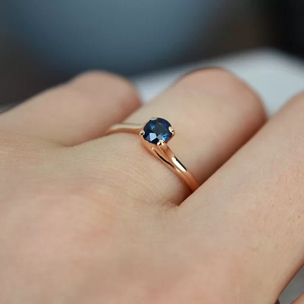 Sužadėtuvių žiedas su mėlynu safyru 0.40 ct