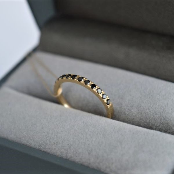 Auksinis žiedas su juodais deimantais 0.263 ct.