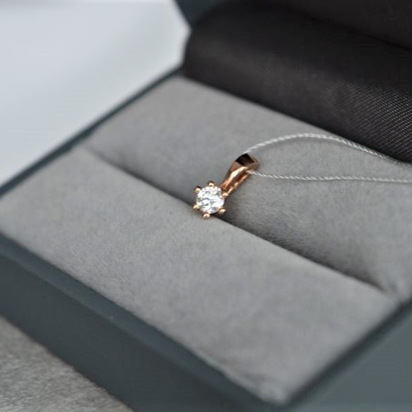 Auksinis pakabukas su deimantu 0.208 ct.