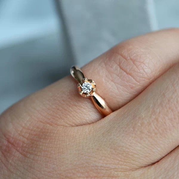 Sužadėtuvių žiedas su deimantu 0.073 ct.