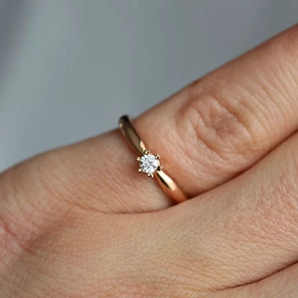 suzadetuviu ziedas su deimantu