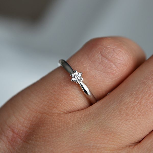 suzadetuviu ziedas su deimantu