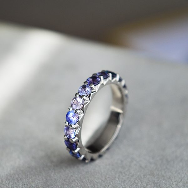 Auksinis žiedas su melsvais safyrais