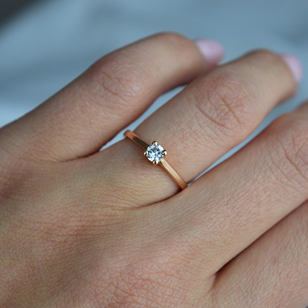 suzadetuviu ziedas su safyru