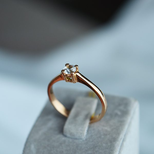 suzadetuviu ziedas su safyru