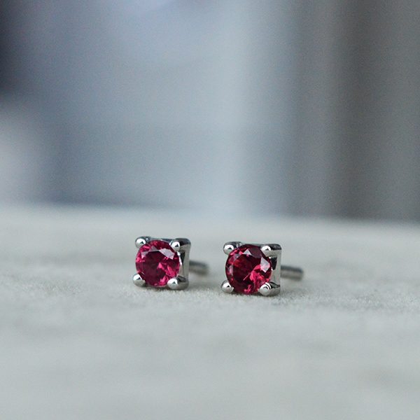 Auskarai su raudonais špineliais 0.402 ct.