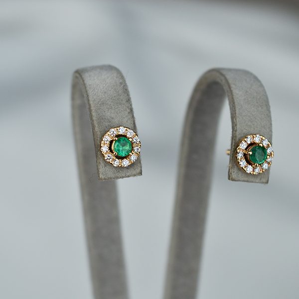 Auskarai su deimantais ir smaragdais