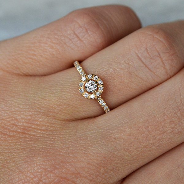 auksinis ziedas su deimantais