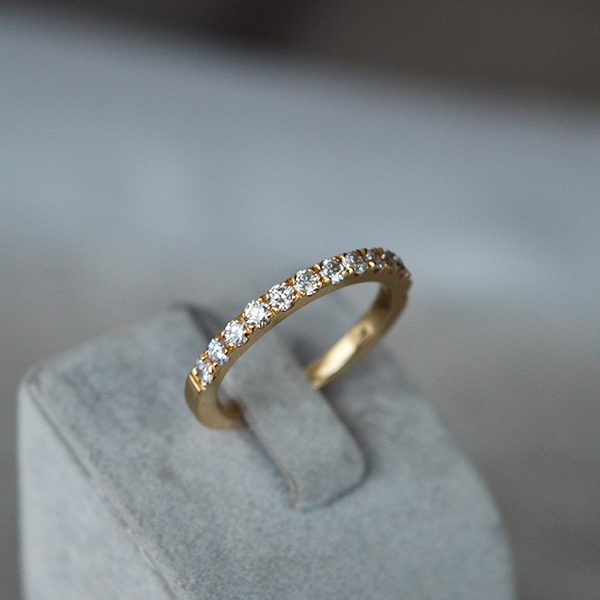 Auksinis žiedas - juostelė su briliantais