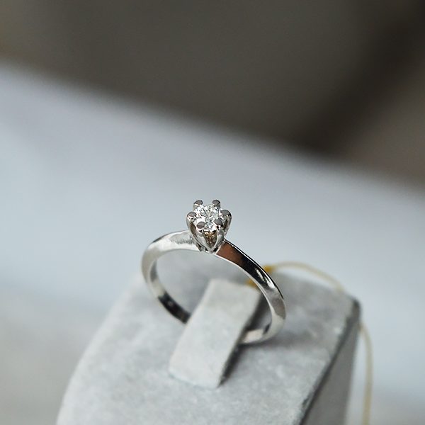 Auksinis žiedas su briliantu 0.27 ct.