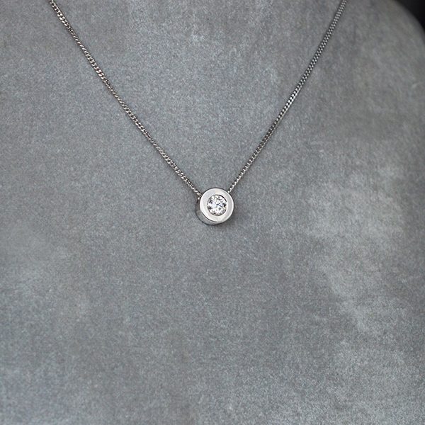 Auksinė grandinėlė su deimantu 0.25 ct.