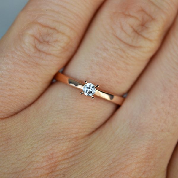 suzadetuviu ziedas su briliantu