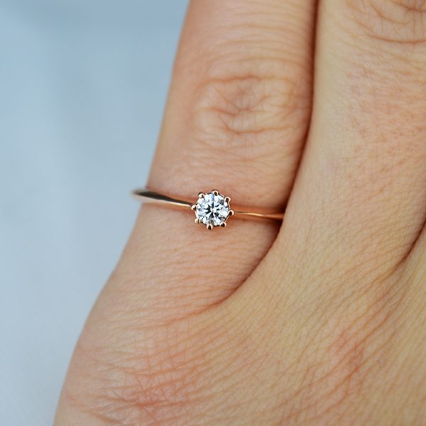 suzadetuviu ziedas su briliantu