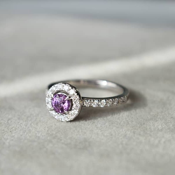 Auksinis suzadetuviu ziedas su safyru