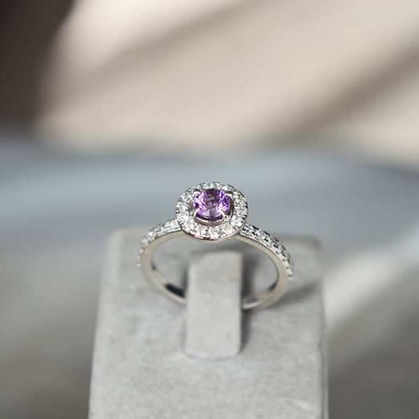 Auksinis suzadetuviu ziedas su safyru