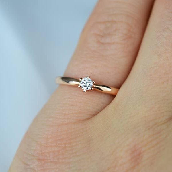 Auksinis suzadetuviu ziedas su briliantu