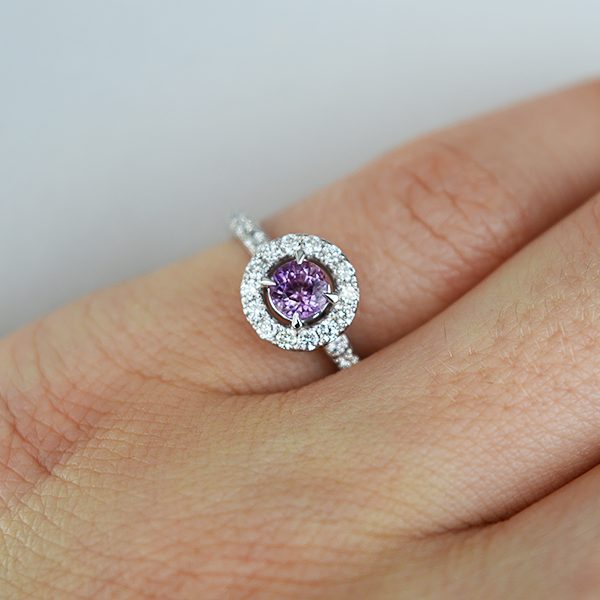 auksinis ziedas su safyru