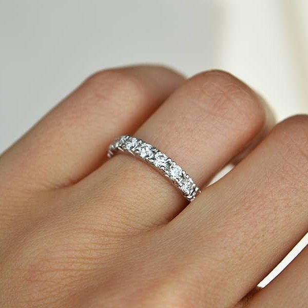 Auksinis žiedas - juostelė su briliantais