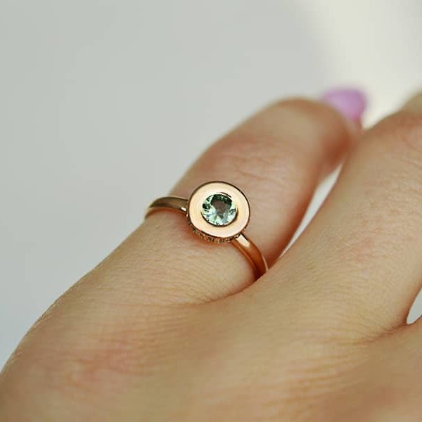 Auksinis žiedas su safyrais