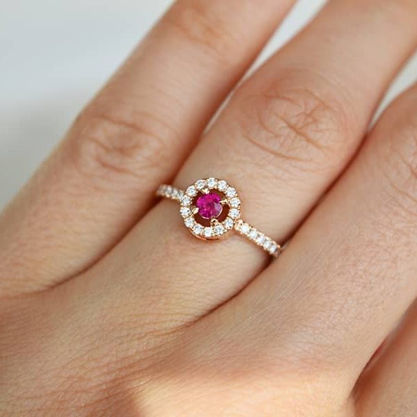 Auksinis žiedas su rubinu ir briliantais