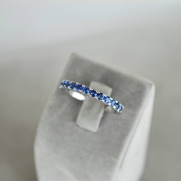 Auksinis žiedas su mėlynais safyrais