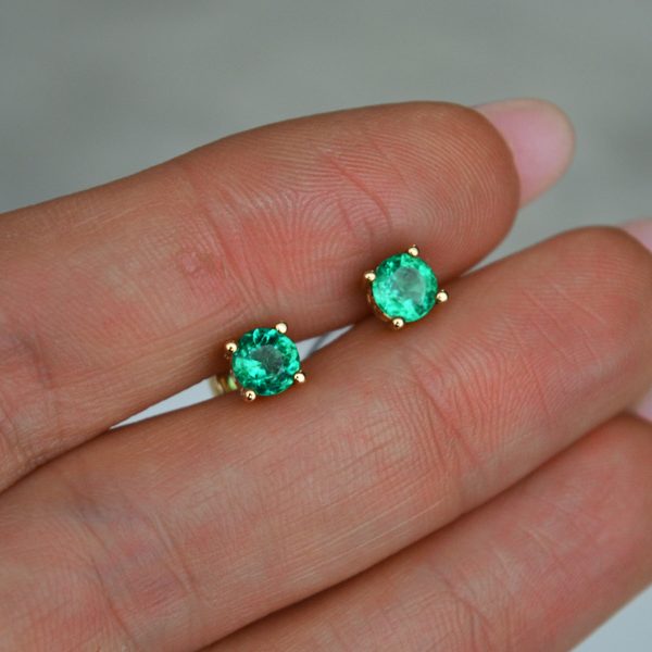 auksiniai auskarai su smaragdais