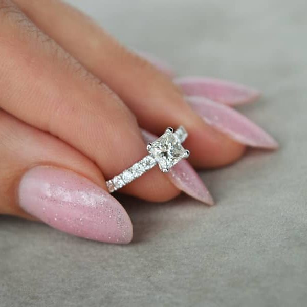 Auksinis sužadėtuvių žiedas su deimantais