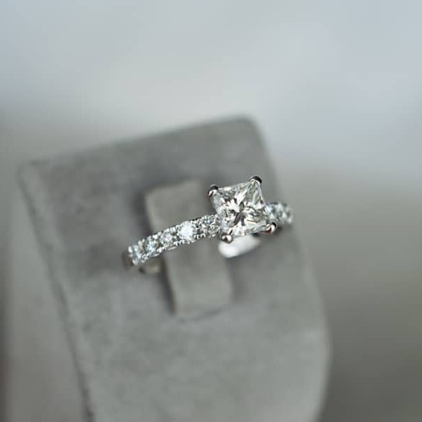 Auksinis sužadėtuvių žiedas su deimantais