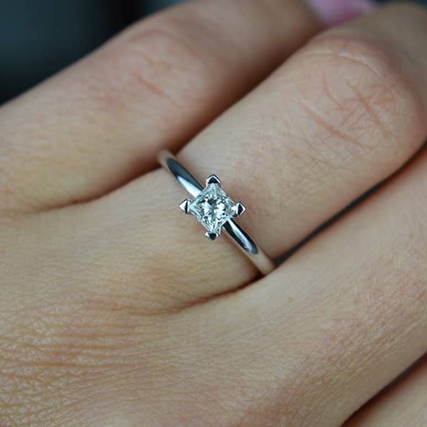 Auksinis suzadetuviu ziedas su briliantu