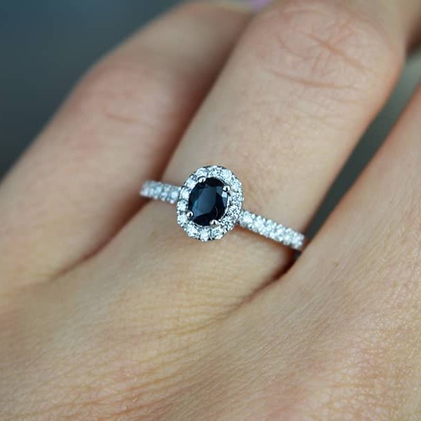 Auksinis suzadetuviu ziedas su safyru ir briliantais