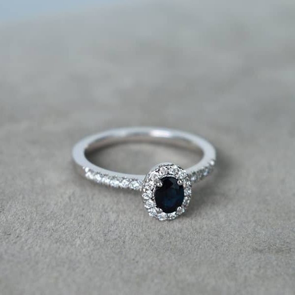 Auksinis suzadetuviu ziedas su safyru ir briliantais