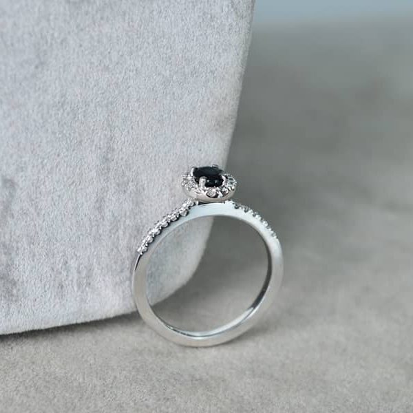 Auksinis suzadetuviu ziedas su safyru ir briliantais