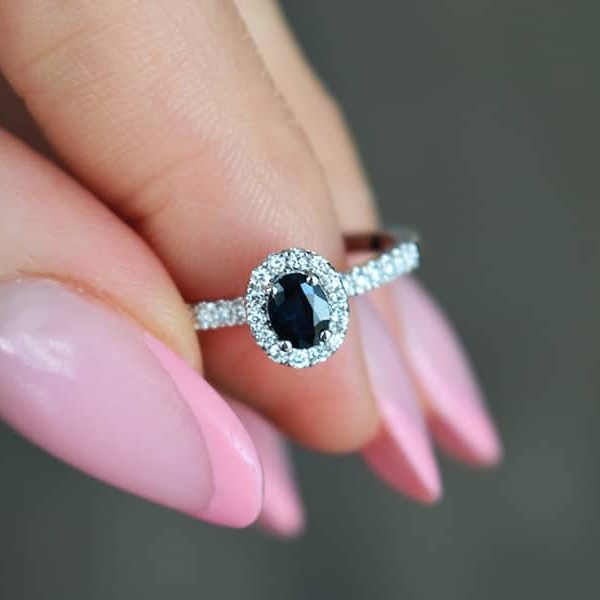 Auksinis suzadetuviu ziedas su safyru ir briliantais