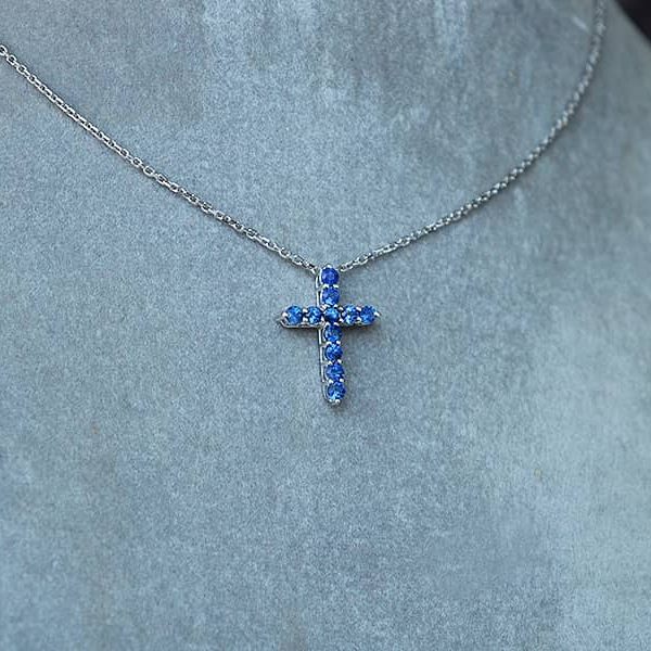 safyru kryzelis su grandinele