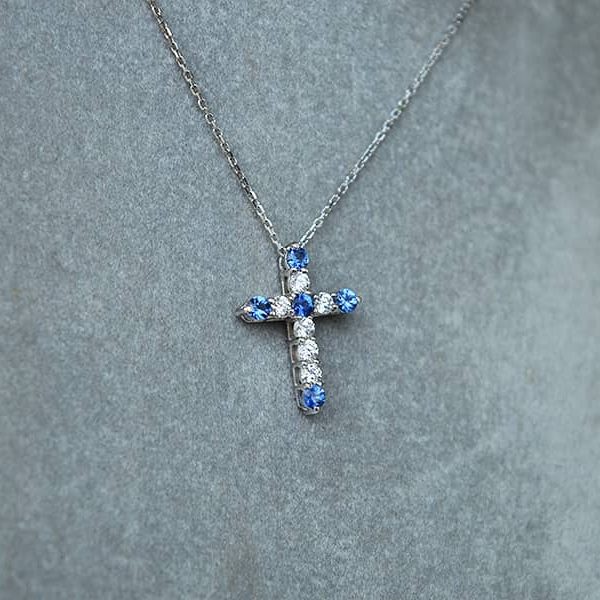 safyru kryzelis su grandinele